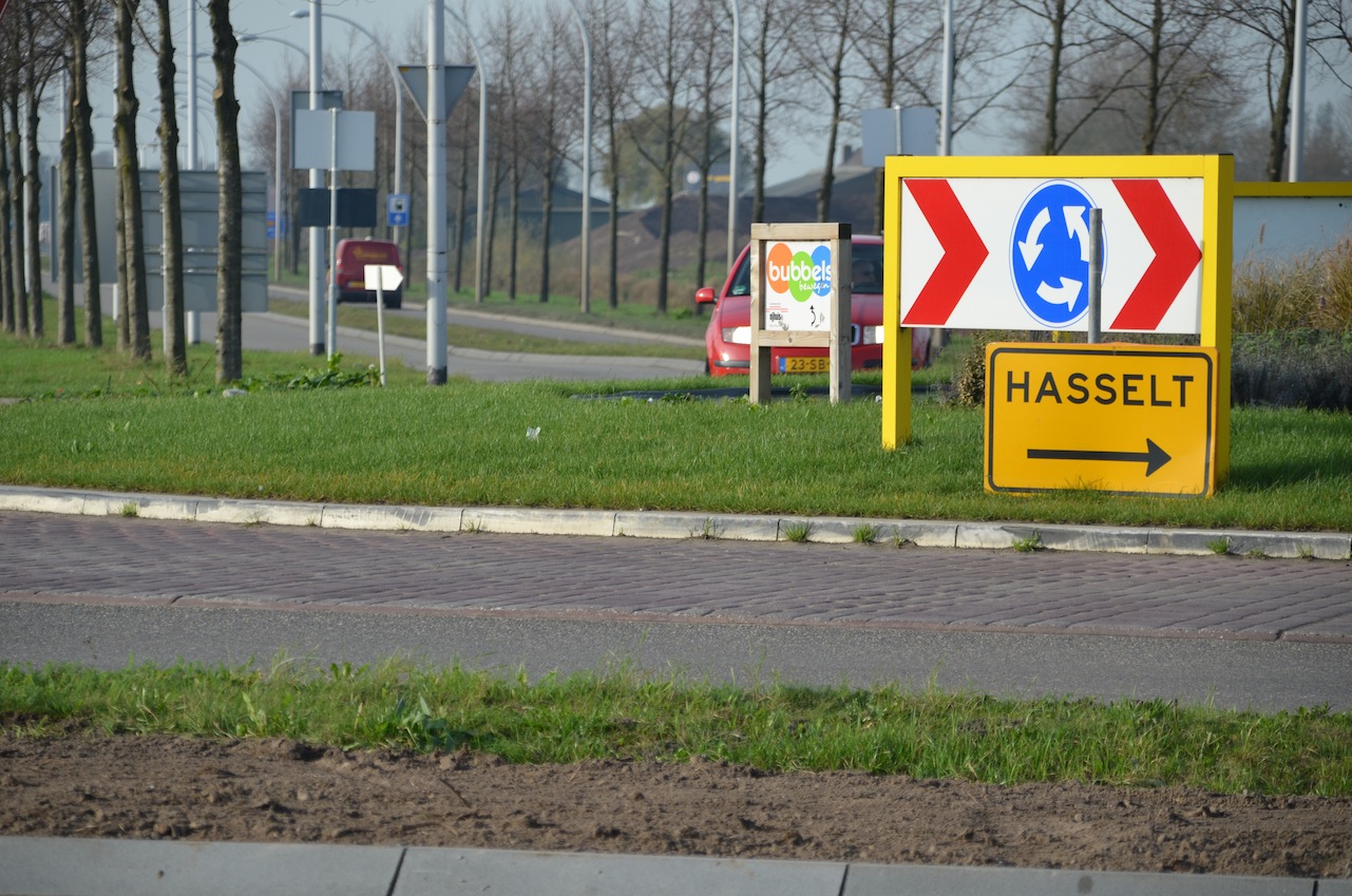 Doorgaand verkeer richting Hasselt en Genemuiden rijdt nu nog door de wijk over deze rotonde