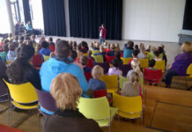 Wereldverteldag in stadsbus en Cultuurhuis Stadshagen