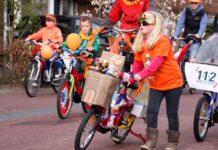 Oranje stoet kleurt Stadshagen (foto’s)