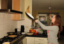 Pannenkoeken voor vluchtelingen in IJsselhallen