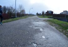 Slecht wegdek Oude Wetering blijft nog lang liggen