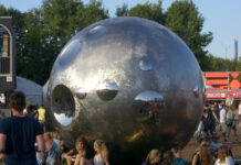 Grote stalen bol als kunstwerk in Twistvlietpark