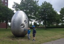 Stalen ei onthuld als kunstwerk in Twistvlietpark