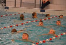 Kinderen zwemmen geld bijeen voor Park de Stadshoeve