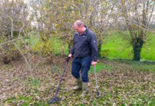 Met metaaldetector op zoek naar verloren sleutels