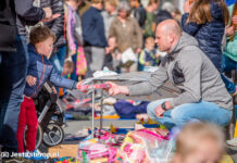 Stadshagen viert Koningsdag op kleedjesmarkt (fotoreportage)