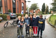 Jongens tonen medelijden met bange hond