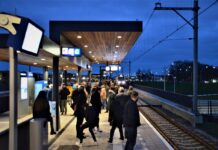 Drukte op station door Kerst in Oud Kampen