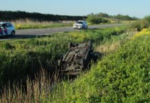 Auto over de kop bij Milligerplas