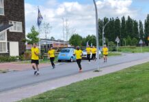 Zorgmedewerkers lopen estafette naar Zonnehuis