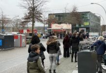 Lange ‘anderhalve meter’ rij voor oliebollenkraam