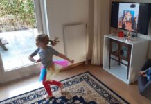 Leerlingen De Vlieger halen met flashmob op Radio 538 ruim €2800 op voor Voedselbank