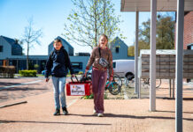 Stephan en Daphne brengen koekjes bij ouderen