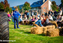 Verhalen en muziek op de stoep