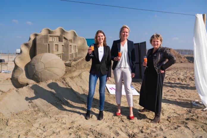 Startsein-Duinzicht-vlnr-Antoinette-Wilmot-Reinbouw-Mireille-Jeurnink-VanWonen-Monique-Schuttenbeld-wethouder-Zwolle