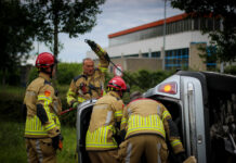 Auto op zijn kant na eenzijdig ongeval
