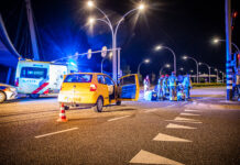 Auto slaat over de kop bij botsing Hasselterweg