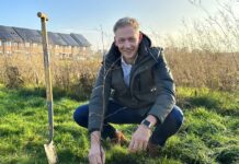 Wethouder zet schop in de grond voor WijKwekerij