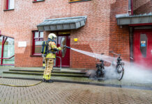 Veel rook en vlammen bij scooterbrand Sterrenkroos