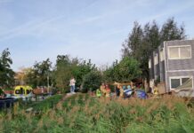 Auto rijdt in op speelplein kinderopvang, kind en bestuurder gewond