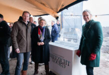 Feestelijk startsein bouw 49 woningen in Reede