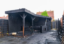 Brand verwoest terrasoverkapping aan Maanmos