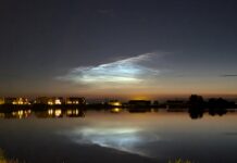 Lichtende nachtwolken boven Stadshagen lichtende nachtwolken