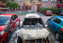 Auto brandt volledig uit op parkeerplaats Sterrenkroos