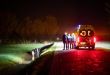 Auto raakt in sloot langs Scholtensteeg