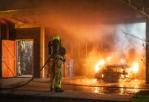 Auto brandt uit onder carport