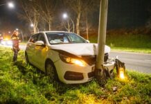 Automobilist botst hard tegen lantaarnpaal