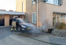 Metershoge vlammen bij brand in voortuin Steenhouwerstraat