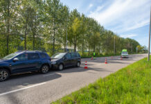 Auto’s muurvast aan elkaar na kop-staartbotsing op Hasselterweg