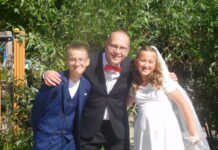 Ivy en Jesse (groep 7) geven elkaar het jawoord op de Wendakker