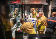 Man komt met hand vast te zitten bij tankstation Stadshagenallee