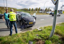 Auto botst op lantaarnpaal Hasselterweg