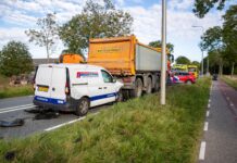 Bestelauto botst achterop vrachtwagen in ’s-Heerenbroek