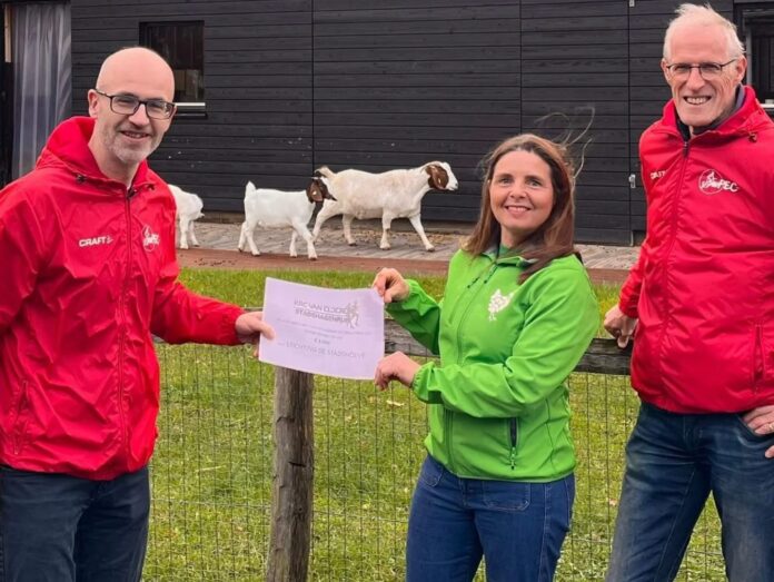 Park de Stadshoeve ontvangt cheque van 1000 euro van StadshagenRun