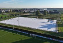 Kunstgrasveld langs Oude Wetering vervangen