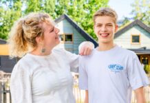 Najaarseditie StadshagenNieuws Magazine nu op de mat Annechien Willering (ZwolleDoet!) en mantelzorger Fynn (15). Foto: Arjan Alderliesten