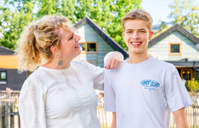 Annechien Willering (ZwolleDoet!) en mantelzorger Fynn (15). Foto: Arjan Alderliesten