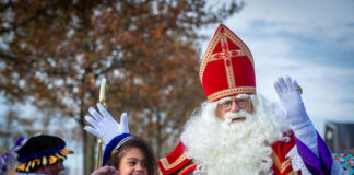 Sinterklaas mist de trein, maar wordt alsnog warm onthaald! (fotoreportage)