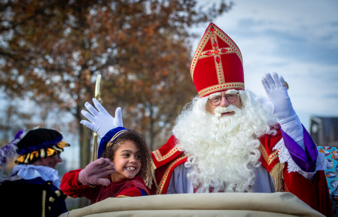 Sinterklaas mist de trein, maar wordt alsnog warm onthaald! (fotoreportage)