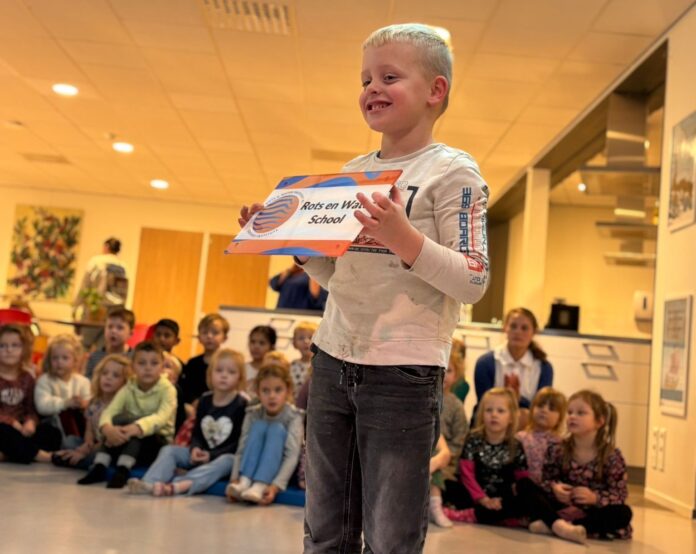 Jaxx onthult bord bij feestelijke erkenning voor KC De Paperclip