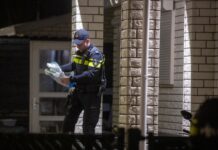 Politie in kogelwerende vesten gaan woonwagen binnen in Stadshagen