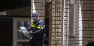 Politie in kogelwerende vesten gaan woonwagen binnen in Stadshagen