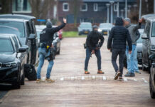 Weggelopen man klimt op dak in Stadshagen, meegenomen naar ziekenhuis