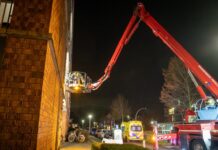 Kapotte lift hindert ambulancedienst, brandweer helpt bij afhijsen patiënt