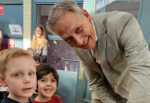 Wethouder opent nieuwe bibliotheek bij Kindercampus TrioMundo
