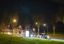 Telefoon glijdt van autodak en belt zelf politie: die reageert met spoed